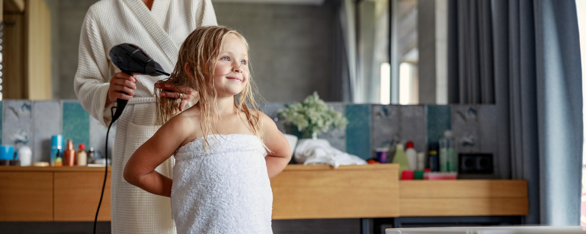 Stress, falsche Ernährung, zu heißes Föhnen – vielfältige Auslöser von trockener und juckender Kopfhaut Stress, falsche Ernährung, zu heißes Föhnen – vielfältige Auslöser von trockener und juckender Kopfhaut