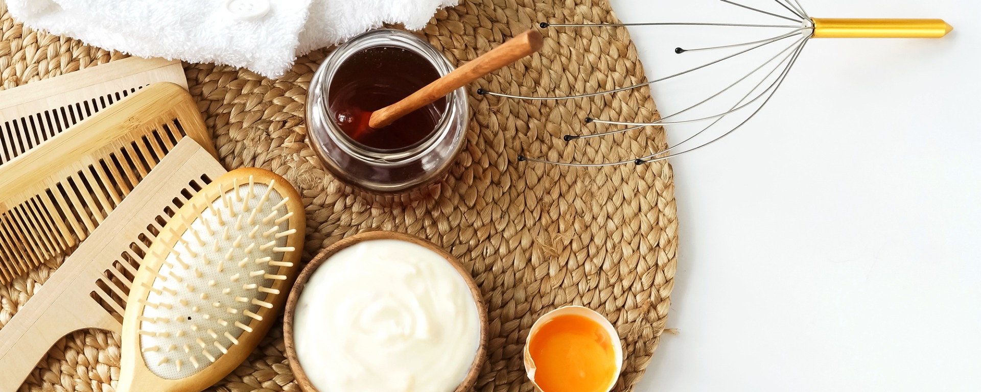 4 Hausmittel gegen trockene und zu Juckreiz neigende Kopfhaut 4 Hausmittel gegen trockene und zu Juckreiz neigende Kopfhaut